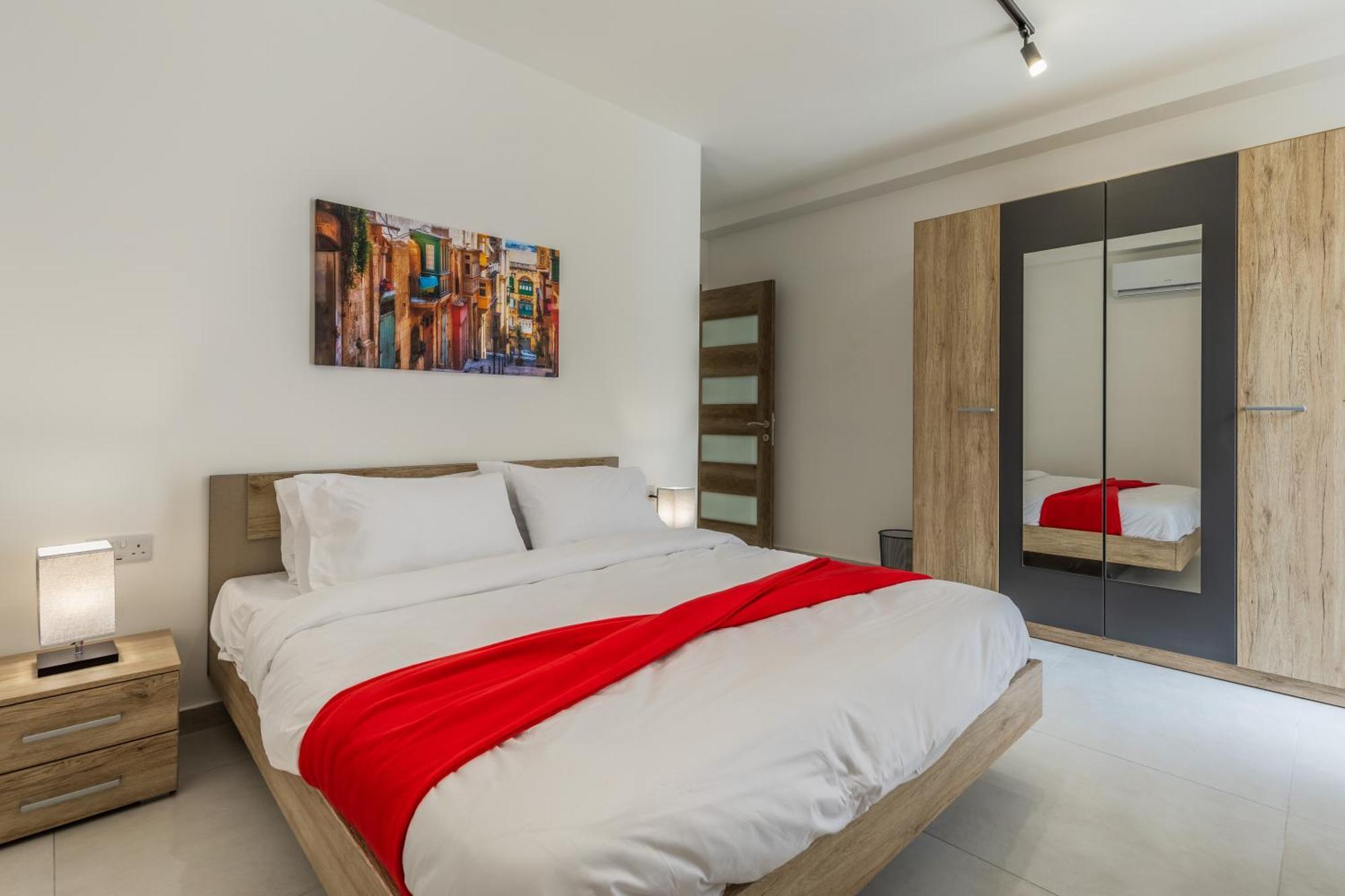 Apartment Steps Away From The Sea In - Sleeps 6 Sliema
