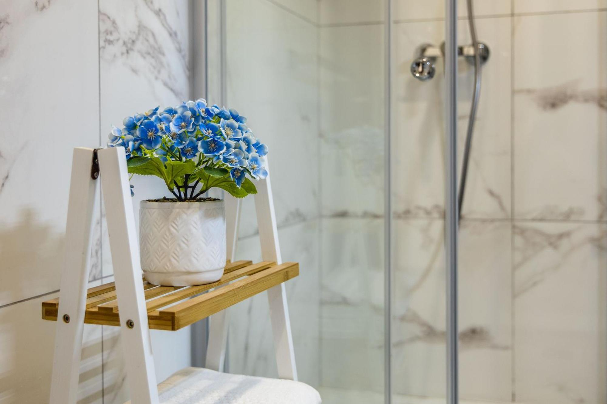Steps Away From The Sea In - Sleeps 6 Apartment *